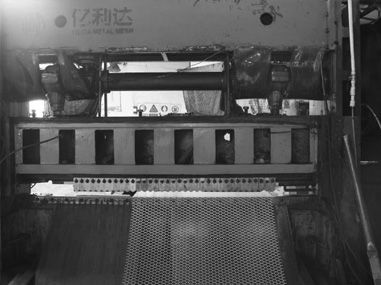 買了第一臺(tái)鋼板網(wǎng)機(jī)。